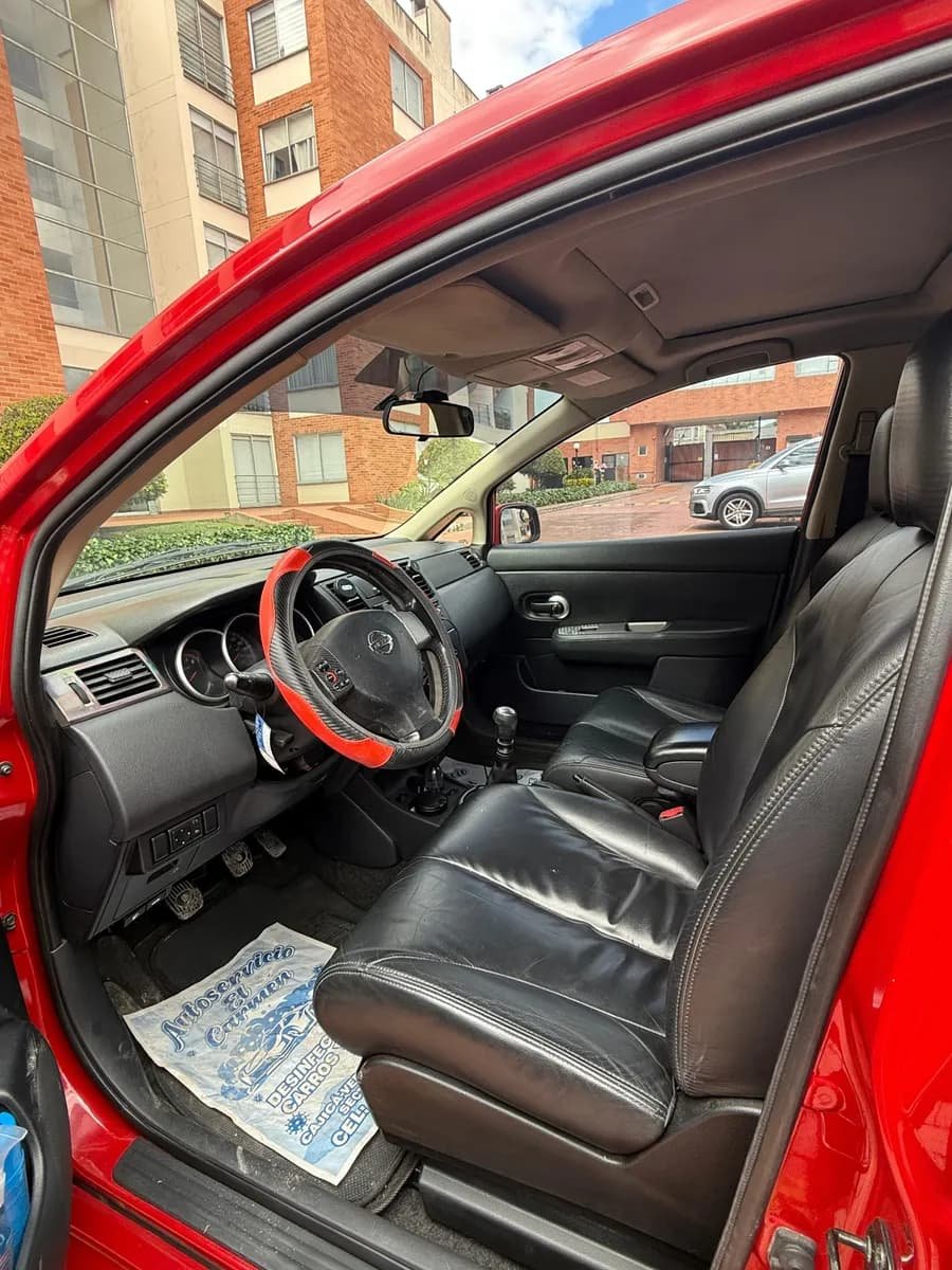 Nissan Tiida 2012 1.8 Premium 5p Rojo
