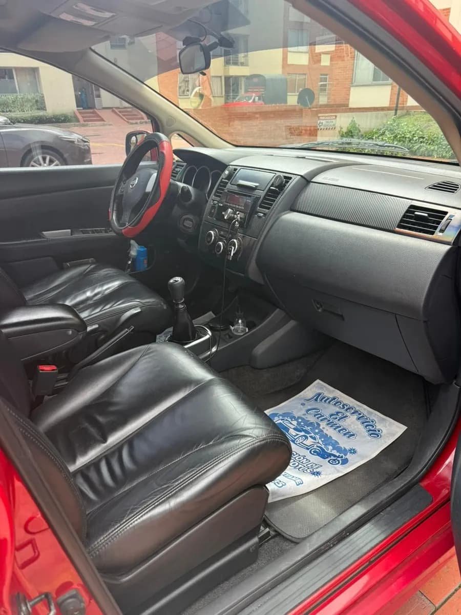 Nissan Tiida 2012 1.8 Premium 5p Rojo