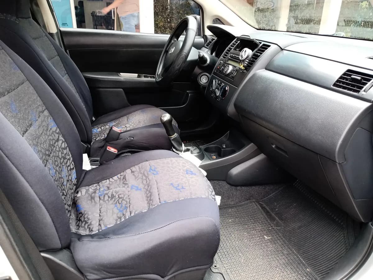 Nissan Tiida Miio 1.6 2015 Plateado