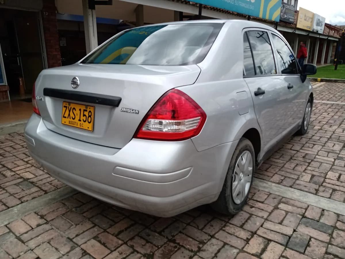 Nissan Tiida Miio 1.6 2015 Plateado