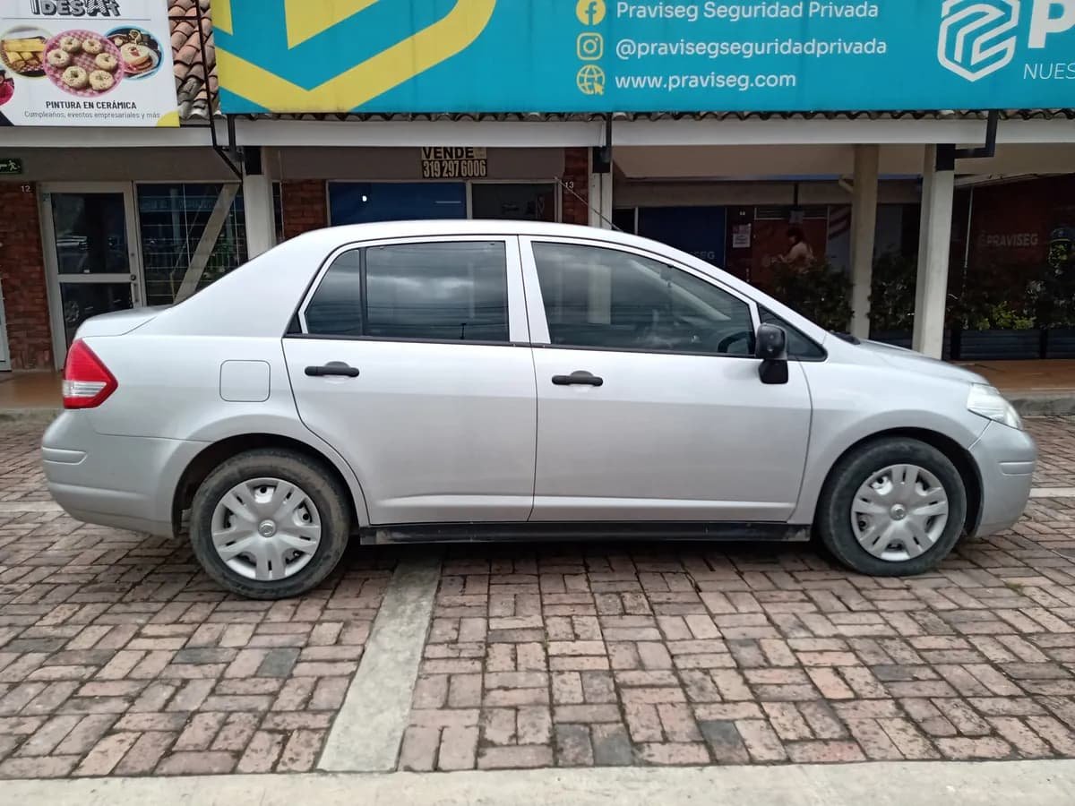 Nissan Tiida Miio 1.6 2015 Plateado