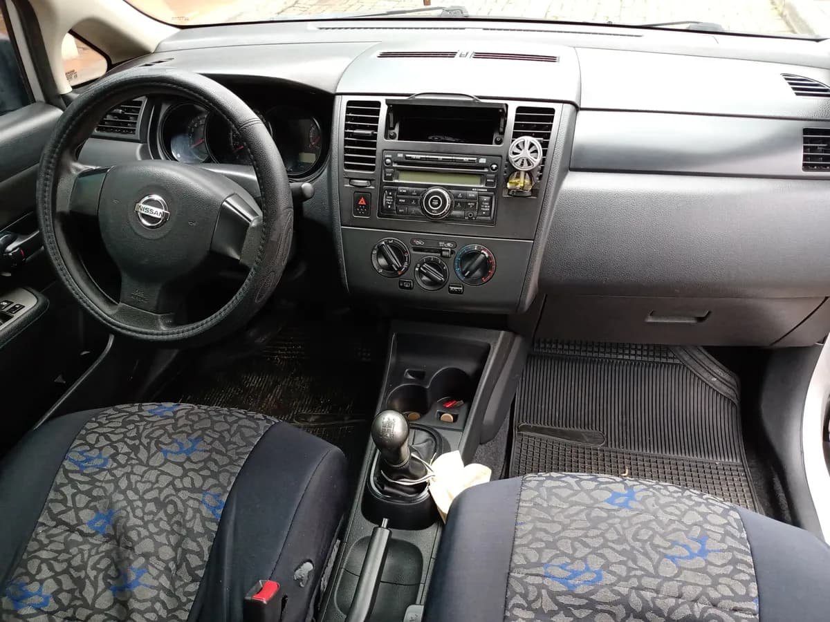 Nissan Tiida Miio 1.6 2015 Plateado