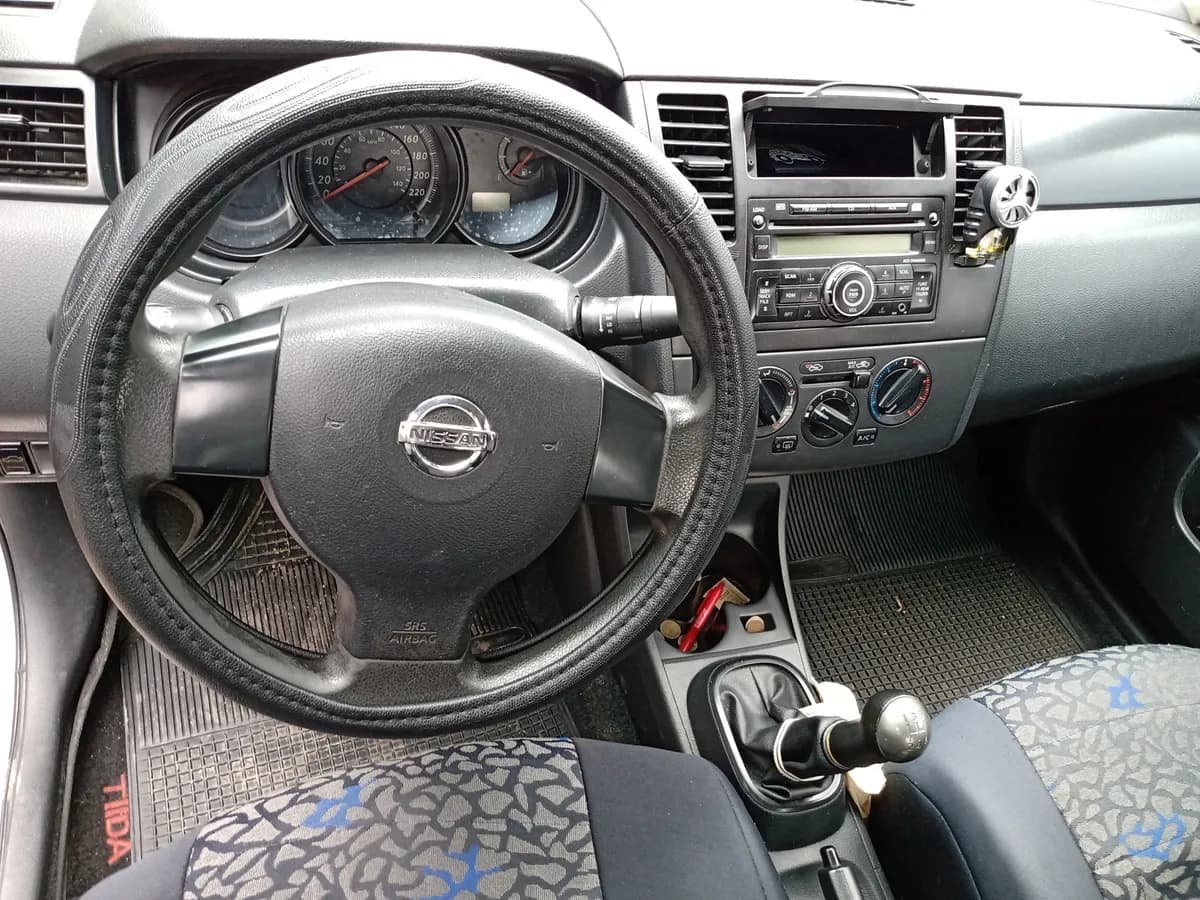 Nissan Tiida Miio 1.6 2015 Plateado