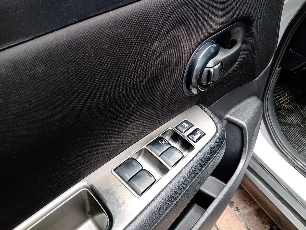 Nissan Tiida Miio 1.6 2015 Plateado