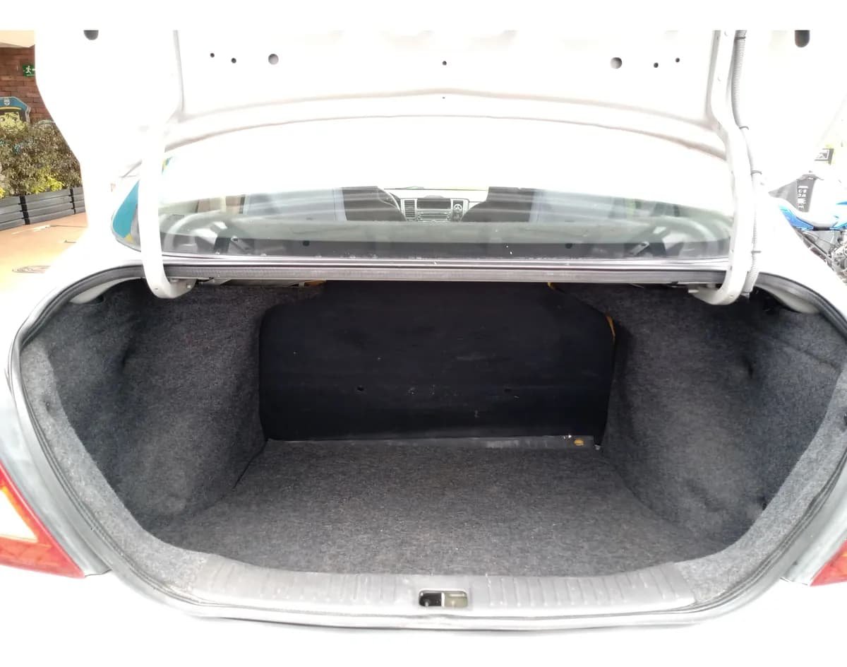 Nissan Tiida Miio 1.6 2015 Plateado