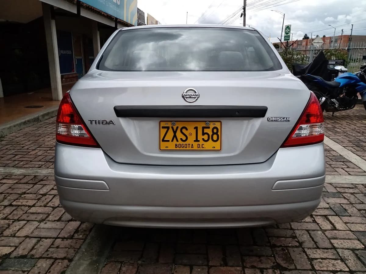 Nissan Tiida Miio 1.6 2015 Plateado