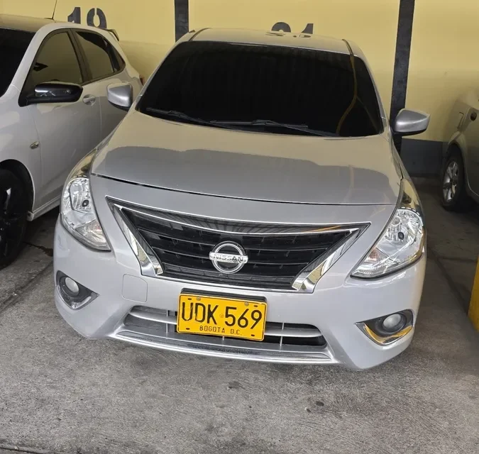 Nissan Versa 1.6 Advance 2015 color plata4