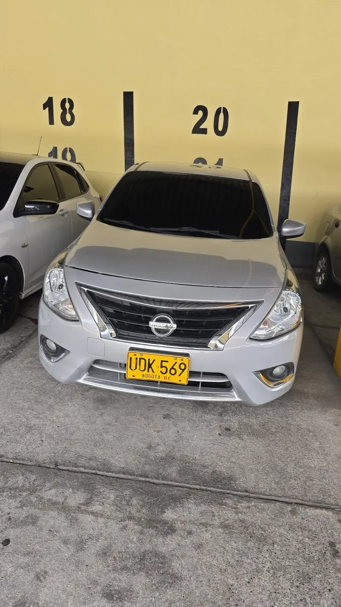 Nissan Versa 2015 Plateado Ocaña