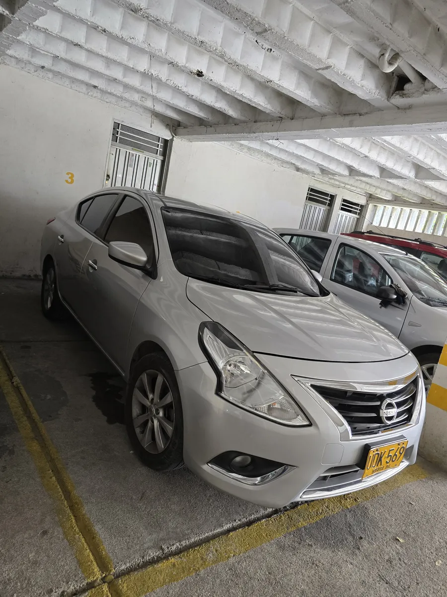 Nissan Versa 2015 Plateado Ocaña