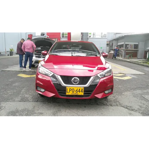 Nissan Versa 2023 Rojo Bogotá
