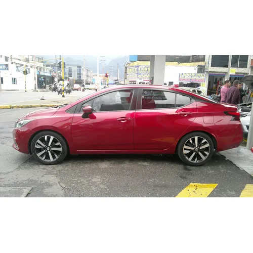 Nissan Versa 2023 Rojo Bogotá