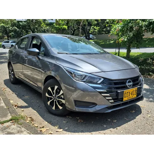Nissan Versa 2026 Gris Medellín