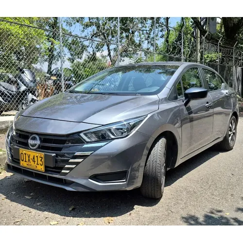 Nissan Versa 2026 Gris Medellín