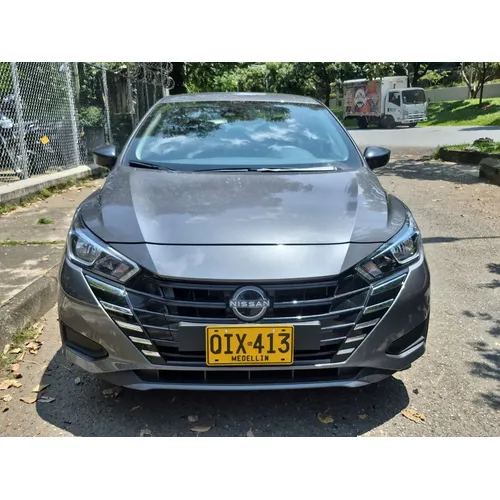 Nissan Versa 2026 Gris Medellín