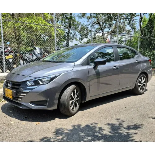 Nissan Versa 2026 Gris Medellín