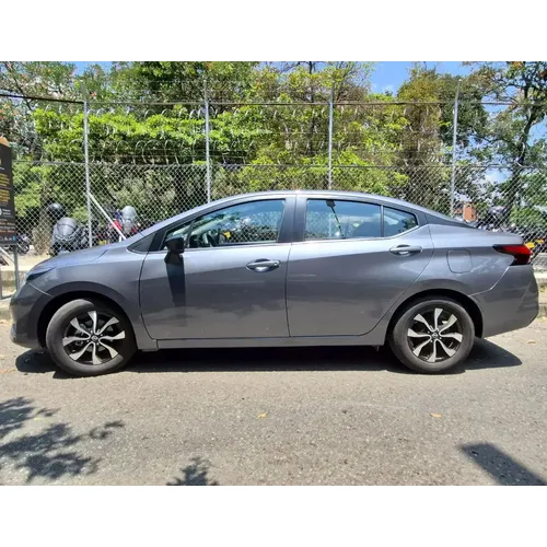 Nissan Versa 2026 Gris Medellín