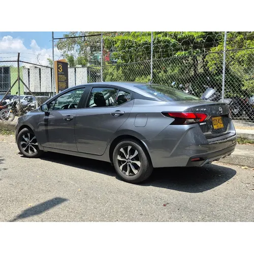 Nissan Versa 2026 Gris Medellín
