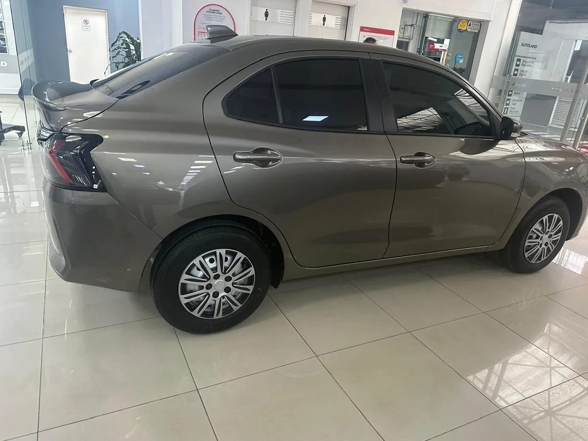 Suzuki Swift Dzire 2026 Gris Medellín