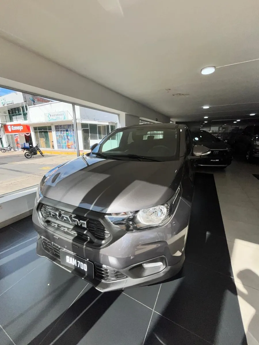 RAM 700 2025 Gris Neiva