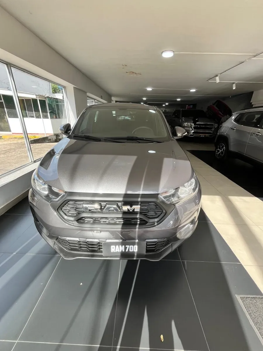 RAM 700 2025 Gris Neiva