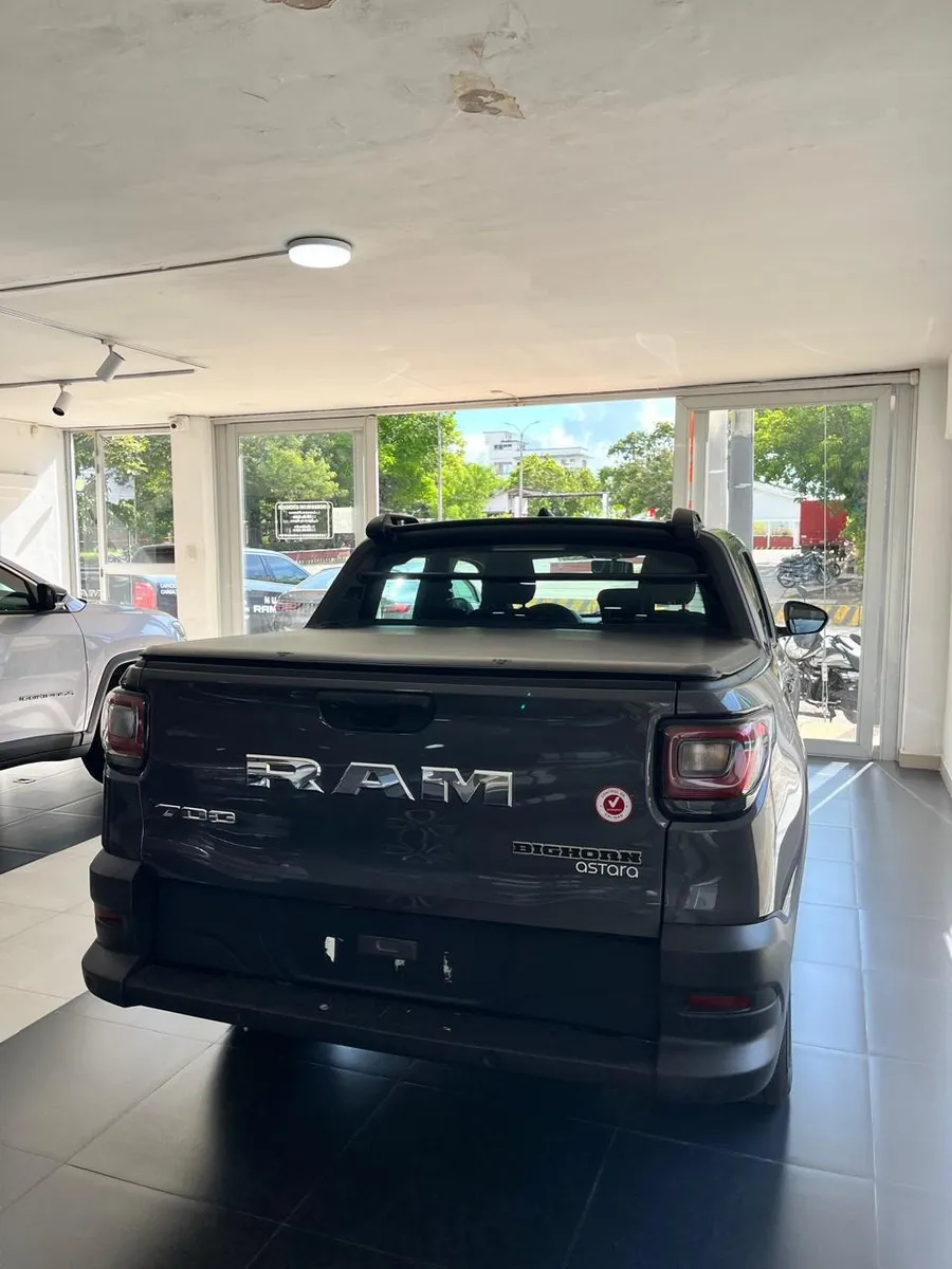 RAM 700 2025 Gris Neiva