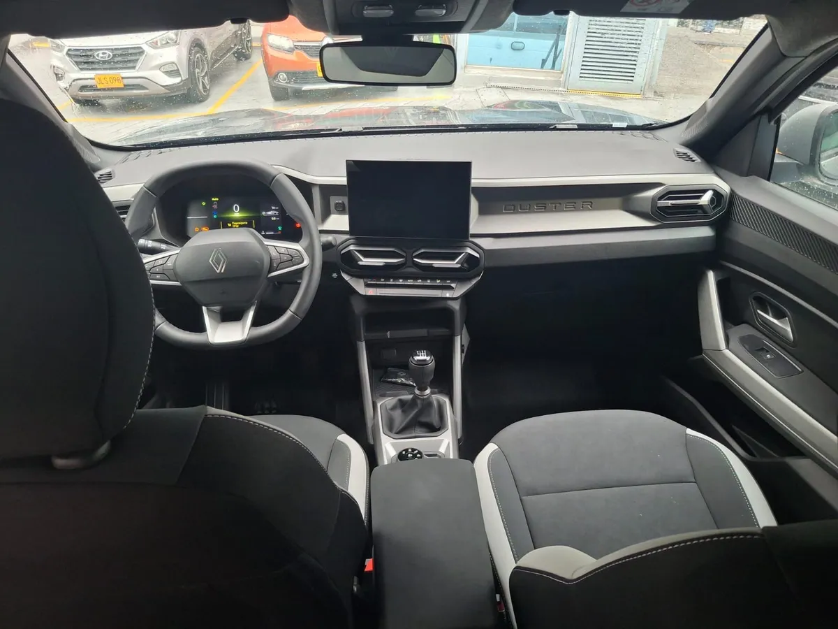 Renault Duster Híbrida 4x4 2026 Gris2