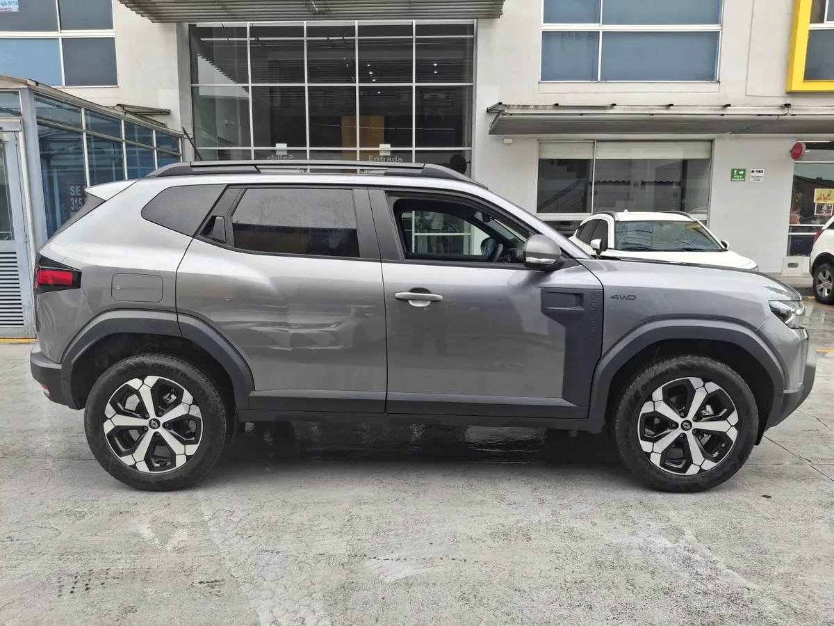 Renault Duster Híbrida 4x4 2026 Gris4