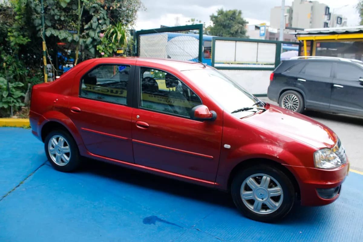 Renault Logan 1.6 Dynamique Rojo 2013