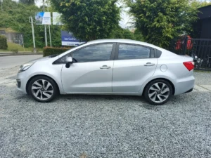 Kia Rio R 2017 Plateado Manizales