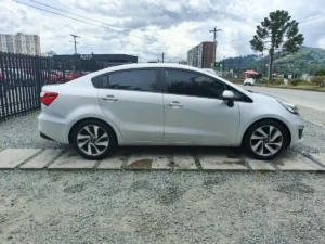 Kia Rio R 2017 Plateado Manizales