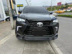 Toyota Fortuner 2017 Plateado Pasto