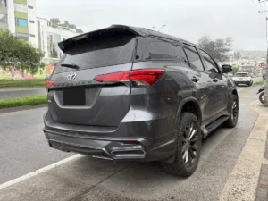 Toyota Fortuner 2017 Plateado Pasto