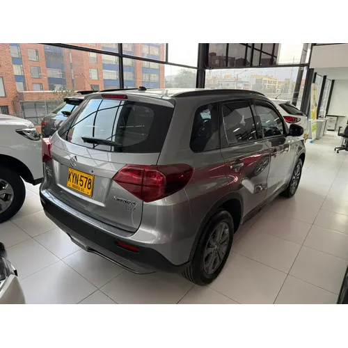 Suzuki Vitara Live 2023 Gris Bogotá