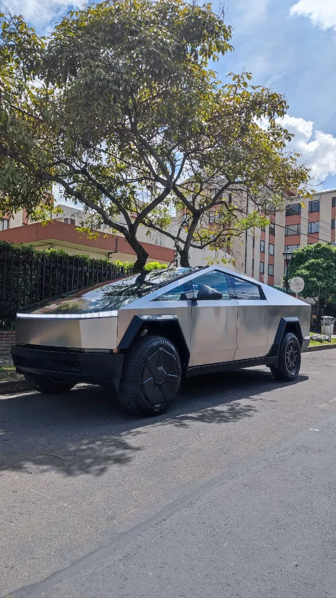 Tesla Cybertruck 2024 Plateado Bogotá