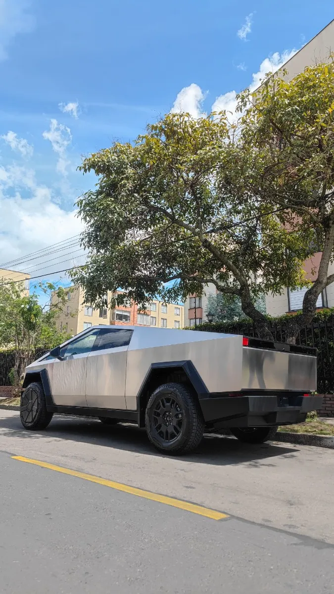 Tesla Cybertruck 2024 Plateado Bogotá