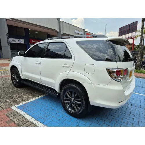 Toyota Fortuner SR5 2014 Blanco Medellín