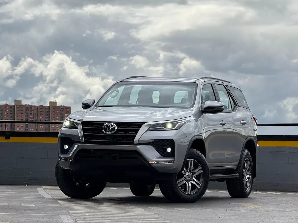 Toyota Fortuner 2.8 Diesel Sr 4X2 At 2025 Plateado