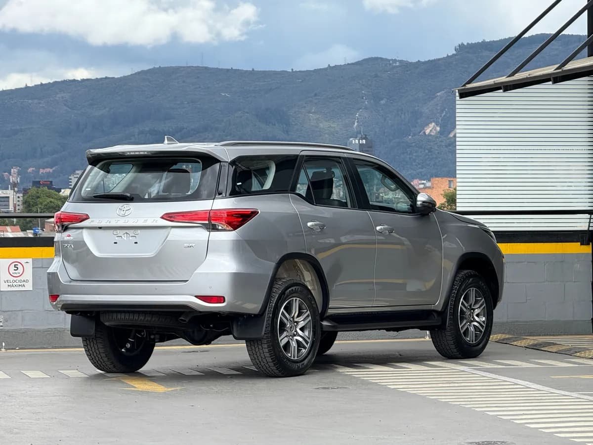 Toyota Fortuner 2.8 Diesel Sr 4X2 At 2025 Plateado