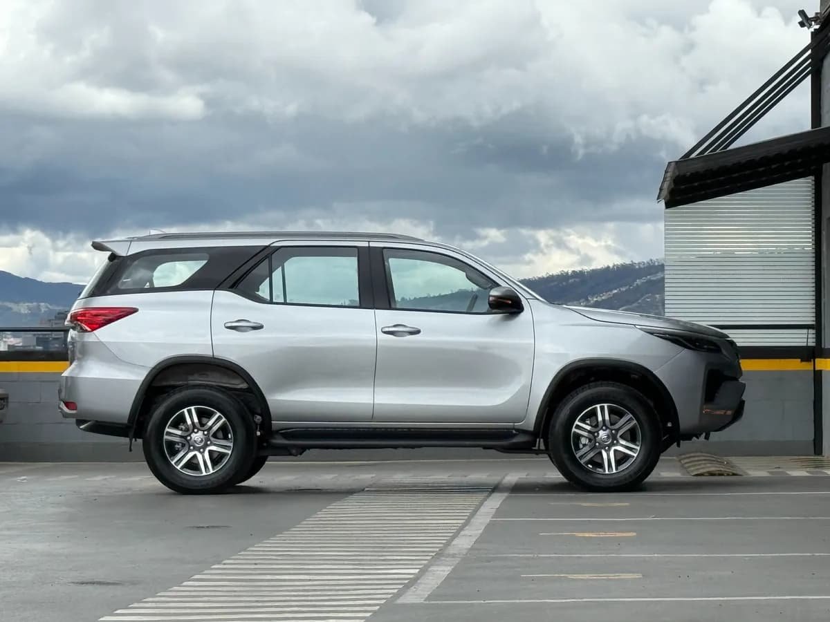 Toyota Fortuner 2.8 Diesel Sr 4X2 At 2025 Plateado
