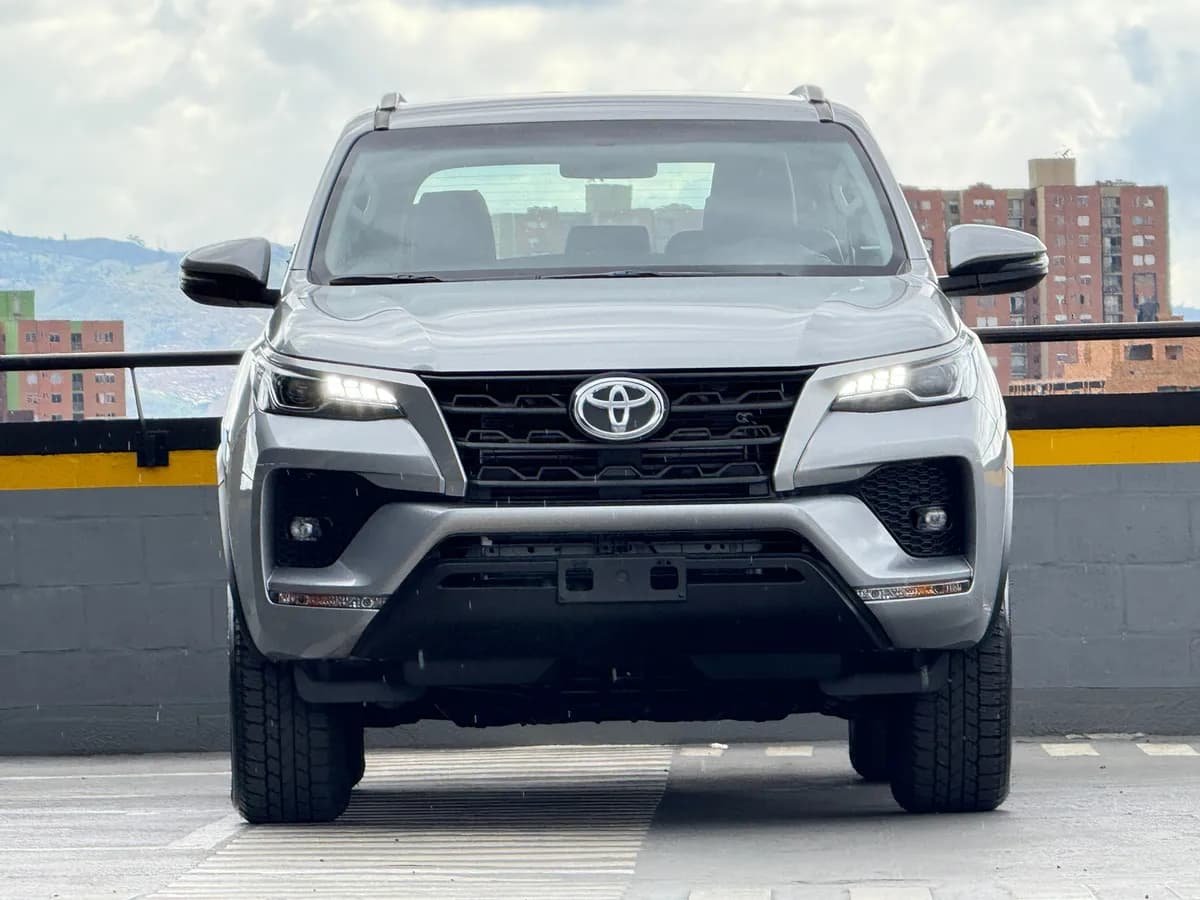 Toyota Fortuner 2.8 Diesel Sr 4X2 At 2025 Plateado