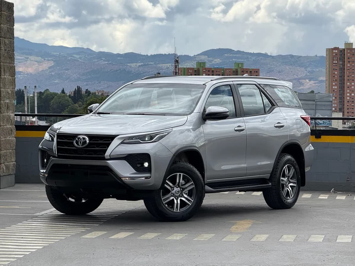 Toyota Fortuner 2.8 Diesel Sr 4X2 At 2025 Plateado