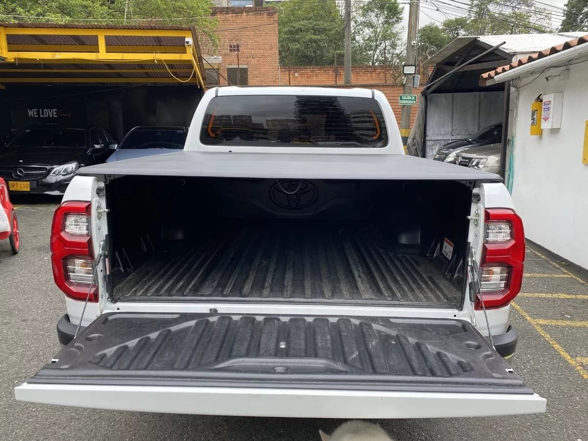 Toyota Hilux 2.4 Diesel 4x4 Blanca Año 2023
