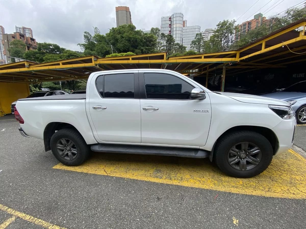 Toyota Hilux 2.4 Diesel 4x4 Blanca Año 2023