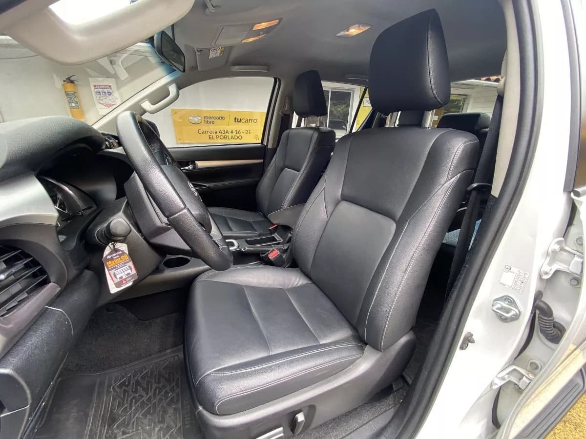 Toyota Hilux 2.4 Diesel 4x4 Blanca Año 2023