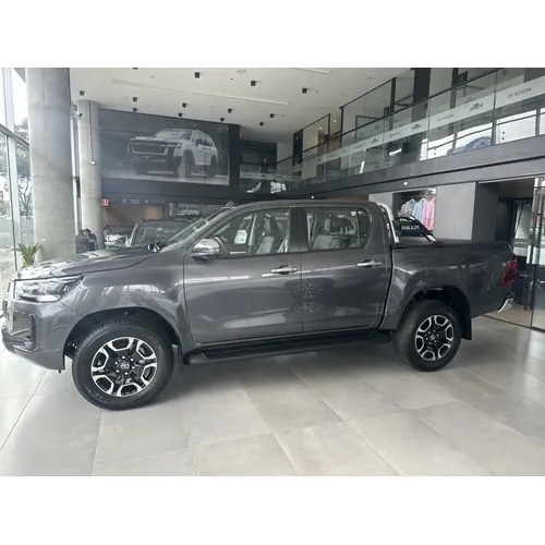 Toyota Hilux 2026 Gris Bogotá