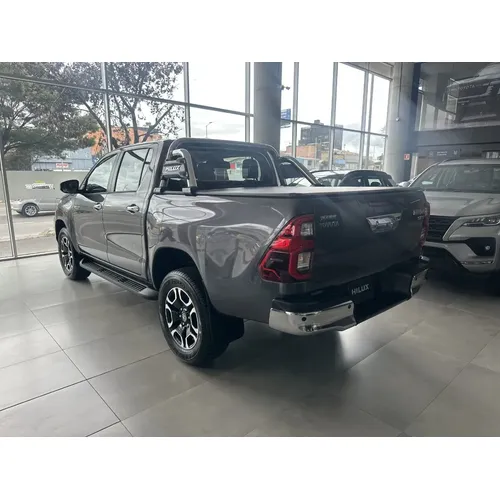 Toyota Hilux 2026 Gris Bogotá