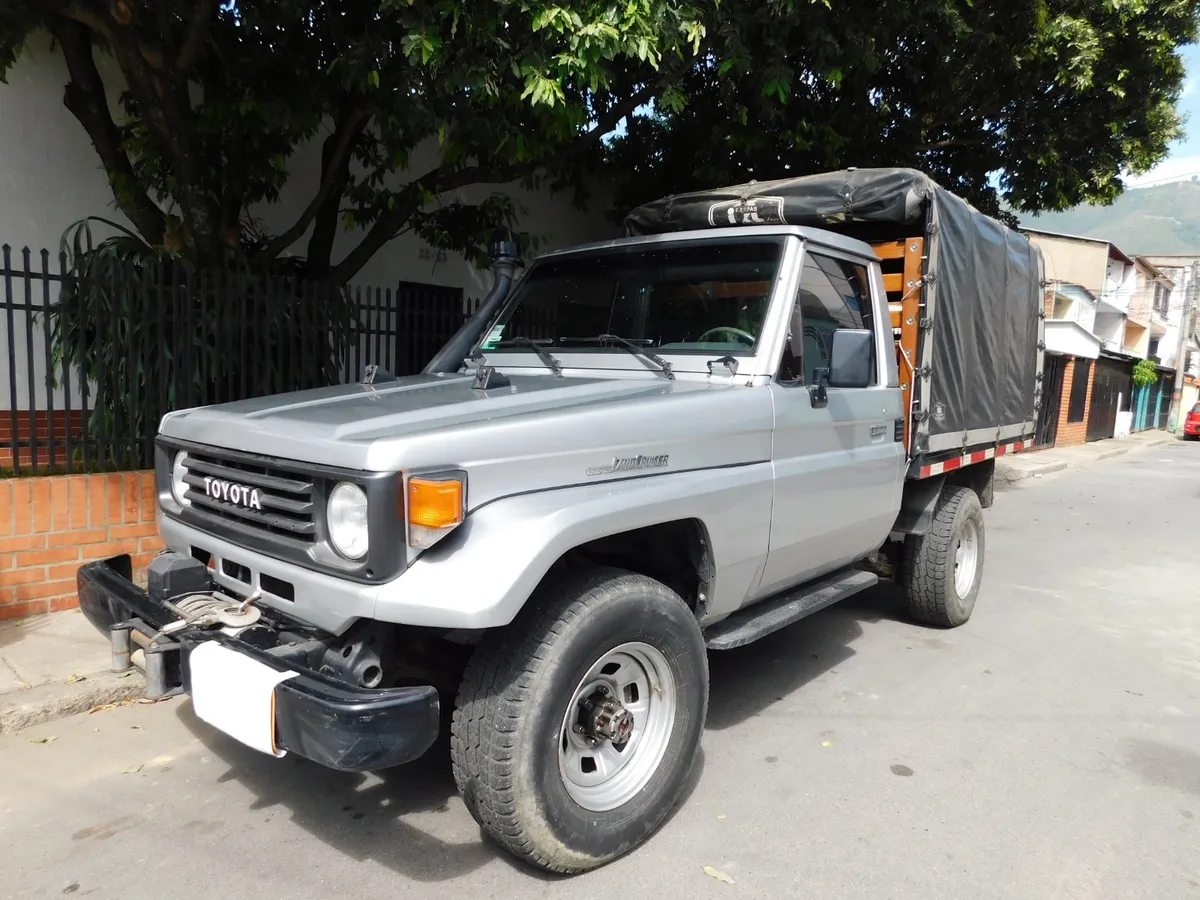 Toyota Land Cruiser 75 1993 Plateado Bucaramanga