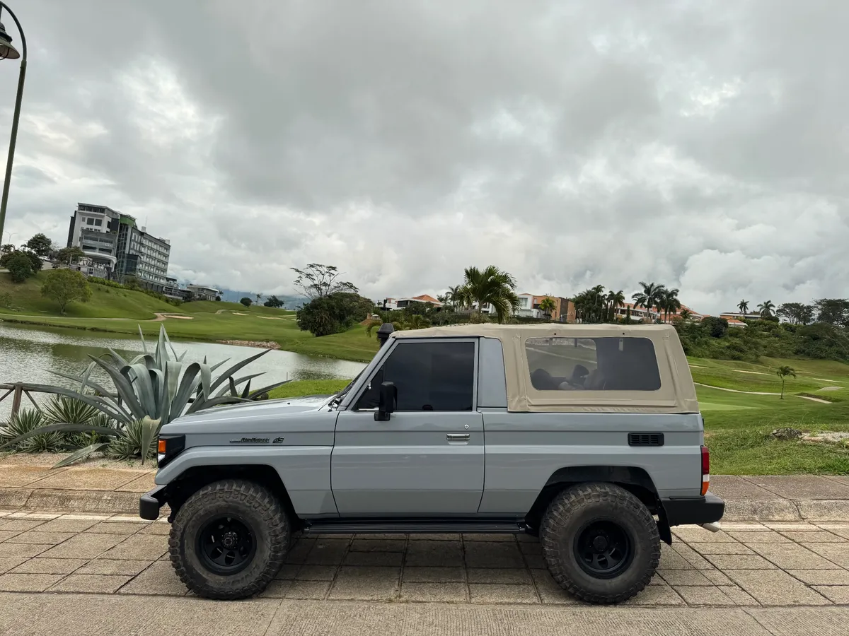 Toyota Land Cruiser 1998 Gris Floridablanca