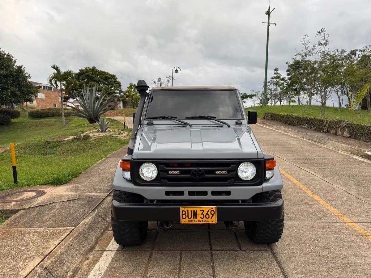Toyota Land Cruiser 1998 Gris Floridablanca