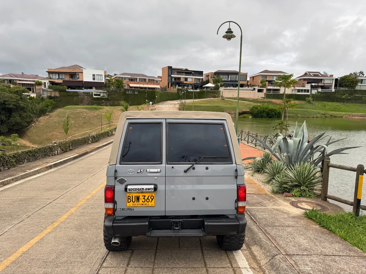 Toyota Land Cruiser 1998 Gris Floridablanca